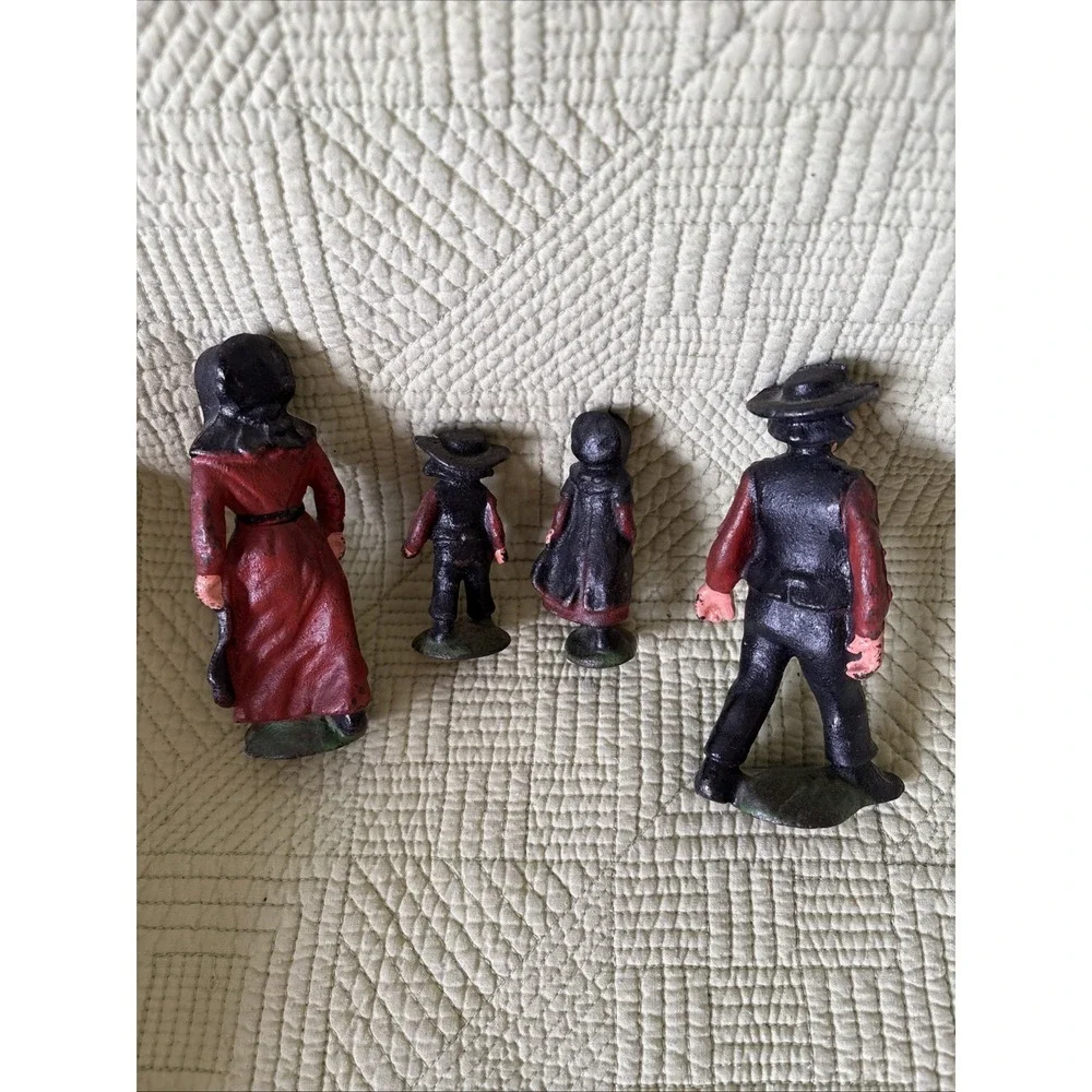 Vtg Wilton Cast Iron Amish Family Figurines Set of 4 Hand Painted FolkArt Toys